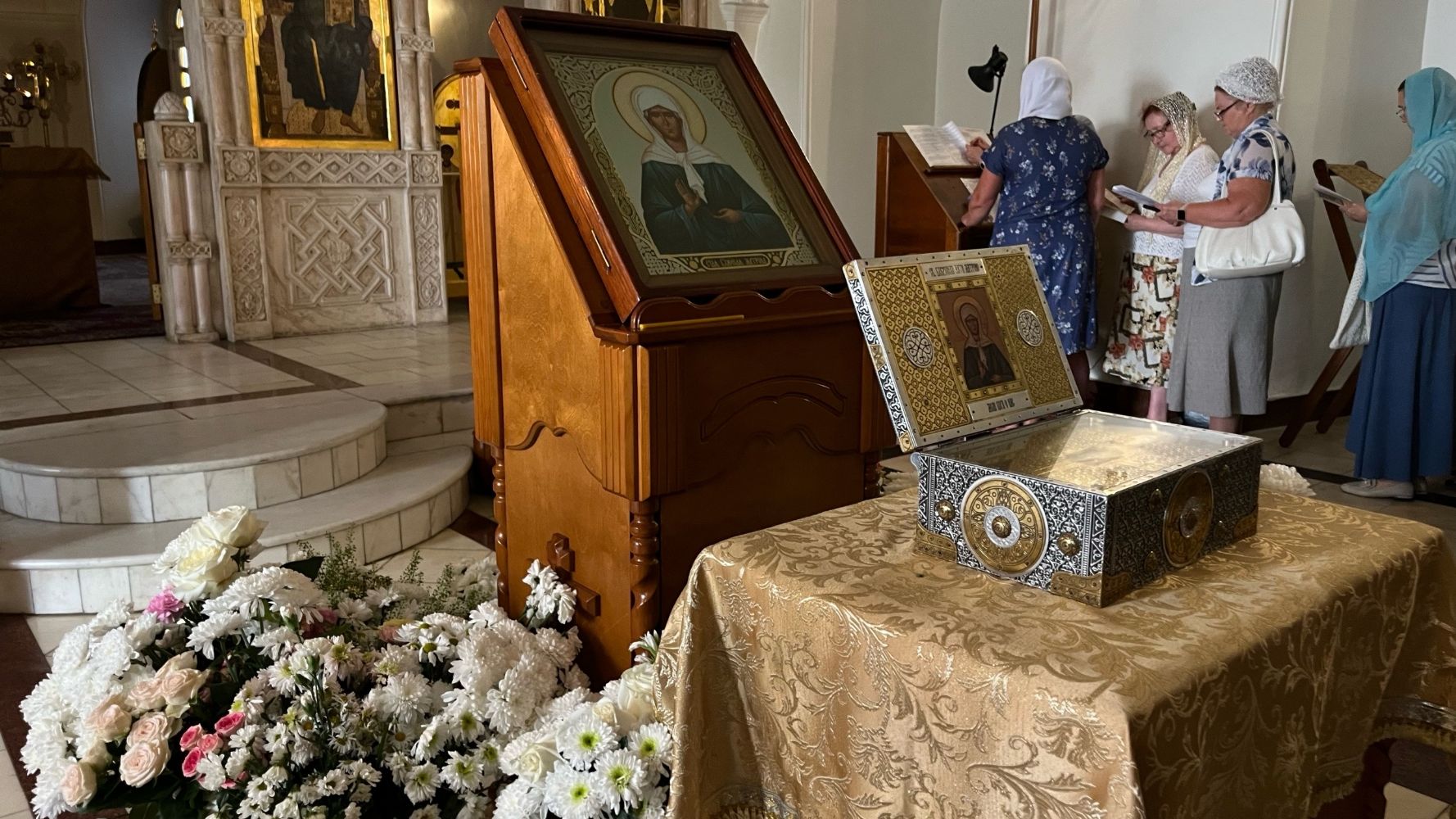 Духовенство Знаменского храма совершило молебен у мощей Матроны Московской в Богоявленском соборе Томска